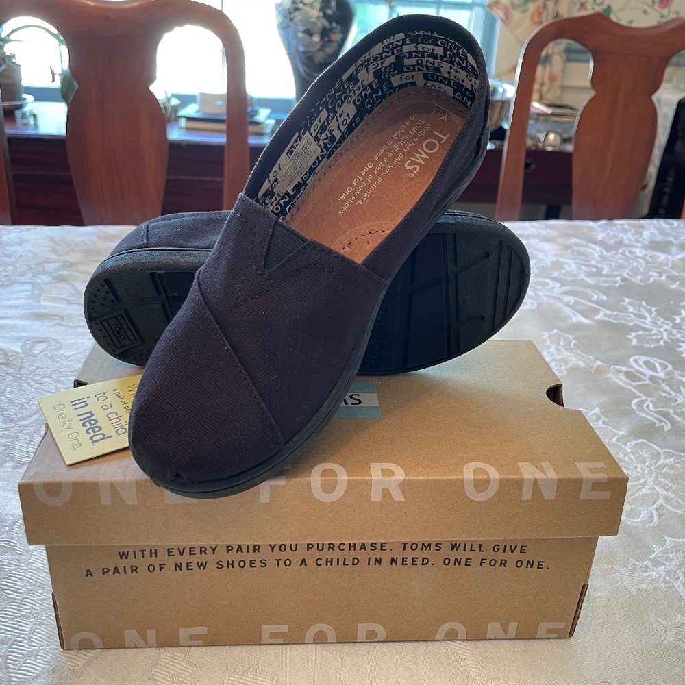 Toms Kids Classic Black Canvas Shoes New with Box